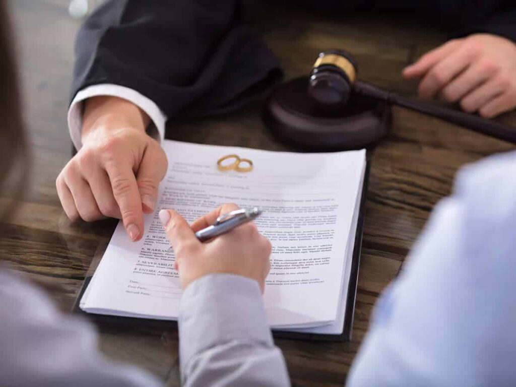 Liên hệ Luật sư tư vấn hỗ trợ ly hôn tại Thuận An qua số 0934 674 599 – 0971 491 595